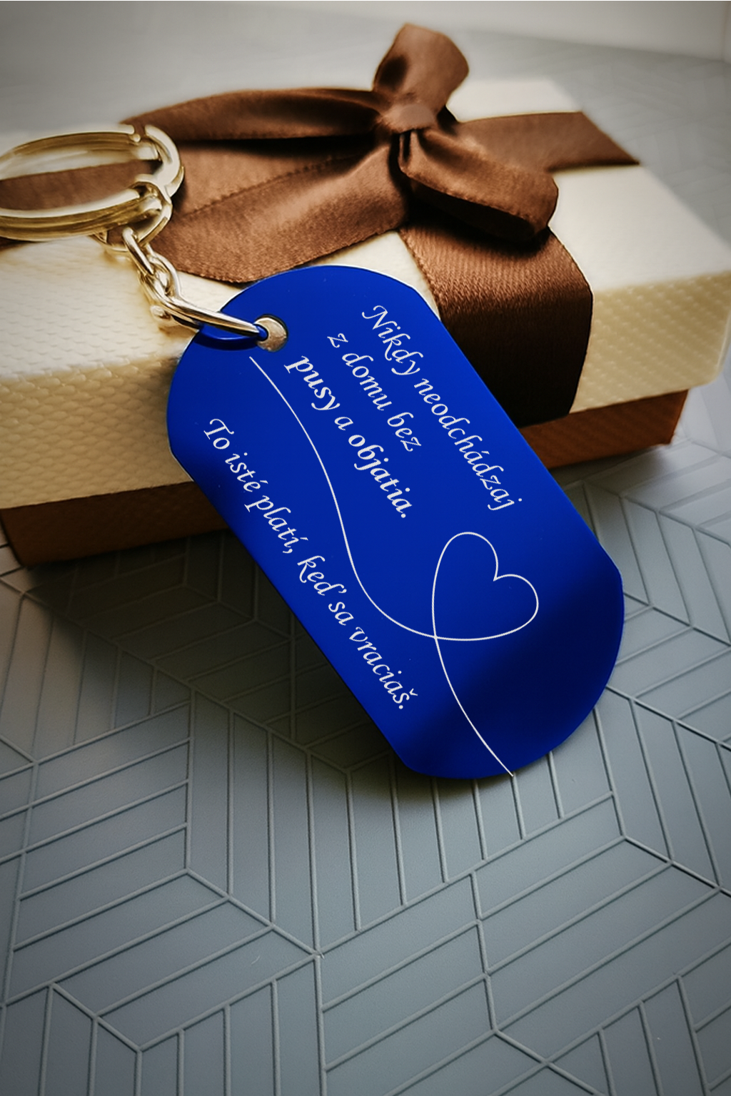 Kľúčenka P001-Nikdy neodchádzaj z domu bez pusy a objatia