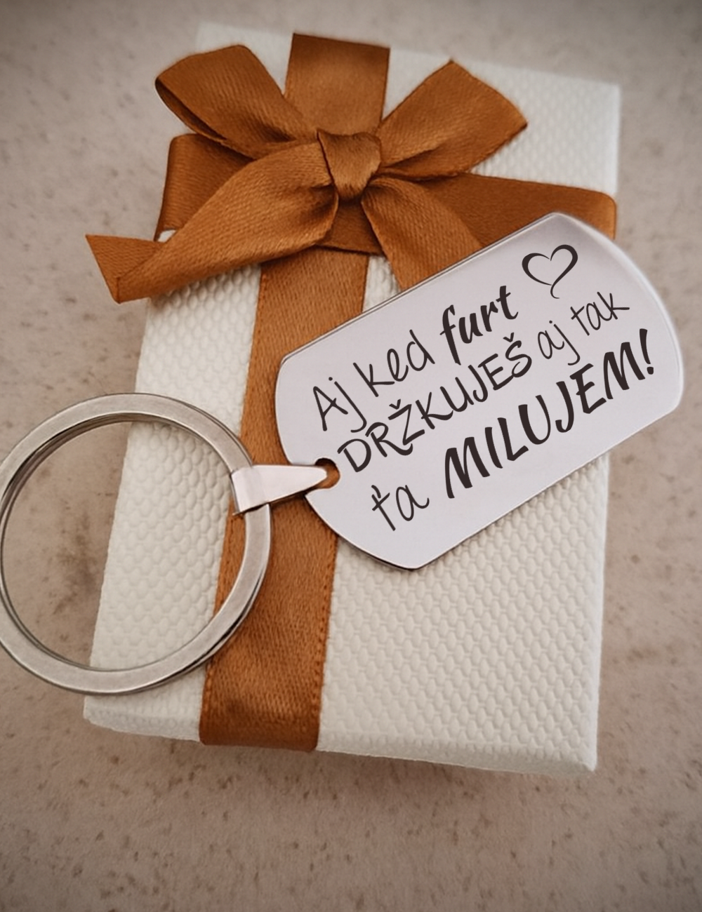 Kľúčenka P032-Aj keď furt držkuješ/p*čuješ aj tak ťa milujem